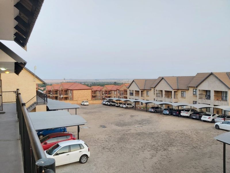 Neat flat in a secure complex. Excellent investment with a good future. Centrally located close to the Spar in Doringkruin. - Photo 3