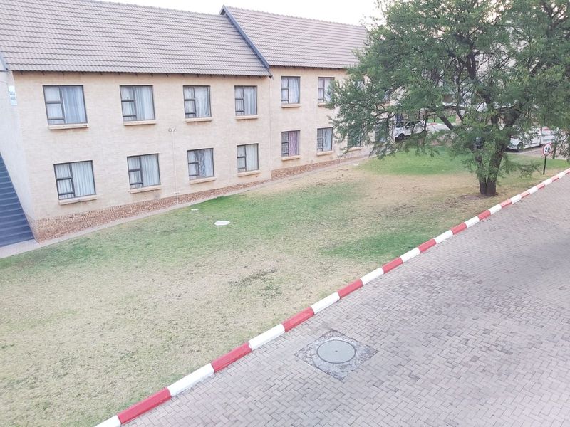 Neat flat in a secure complex. Excellent investment with a good future. Centrally located close to the Spar in Doringkruin. - Photo 2