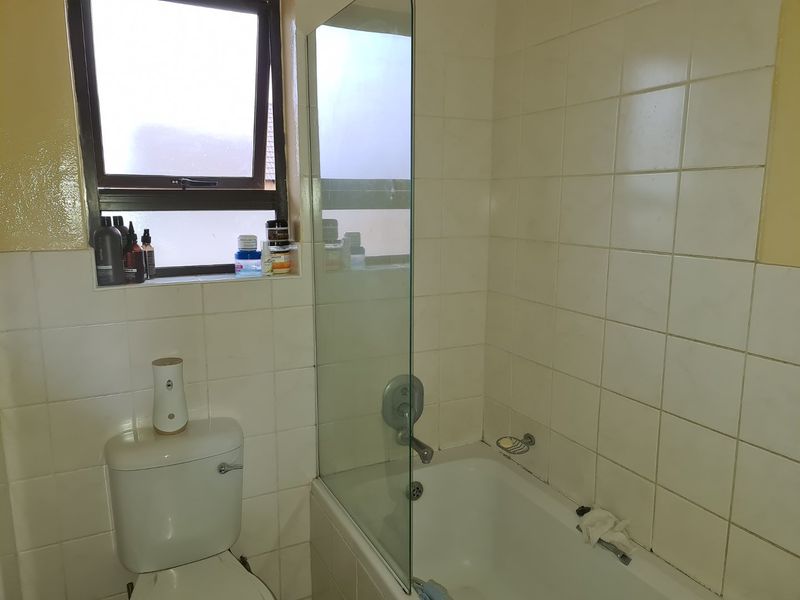 Neat flat in a secure complex. Excellent investment with a good future. Centrally located close to the Spar in Doringkruin. - Photo 10