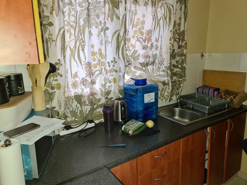 Neat flat in a secure complex. Excellent investment with a good future. Centrally located close to the Spar in Doringkruin. - Photo 8