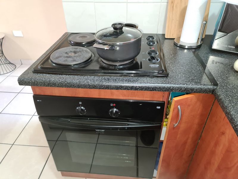 Neat flat in a secure complex. Excellent investment with a good future. Centrally located close to the Spar in Doringkruin. - Photo 7