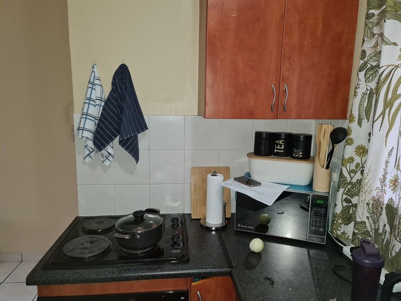Neat flat in a secure complex. Excellent investment with a good future. Centrally located close to the Spar in Doringkruin. - Photo 6