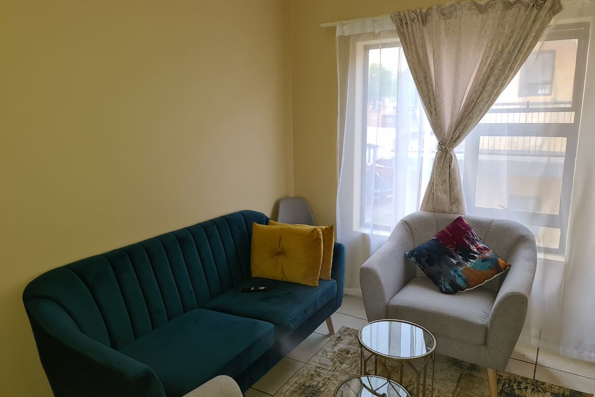 Neat flat in a secure complex. Excellent investment with a good future. Centrally located close to the Spar in Doringkruin. - Photo 5