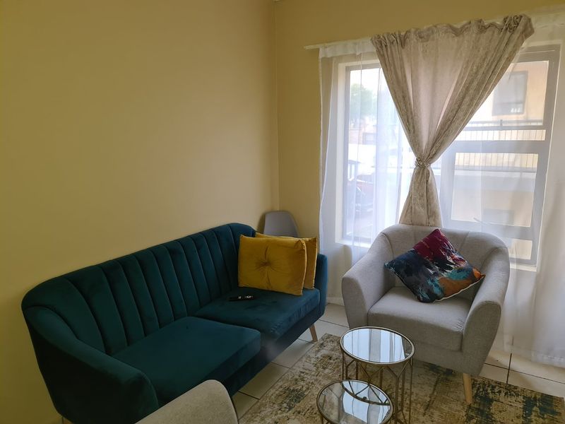 Neat flat in a secure complex. Excellent investment with a good future. Centrally located close to the Spar in Doringkruin. - Photo 5