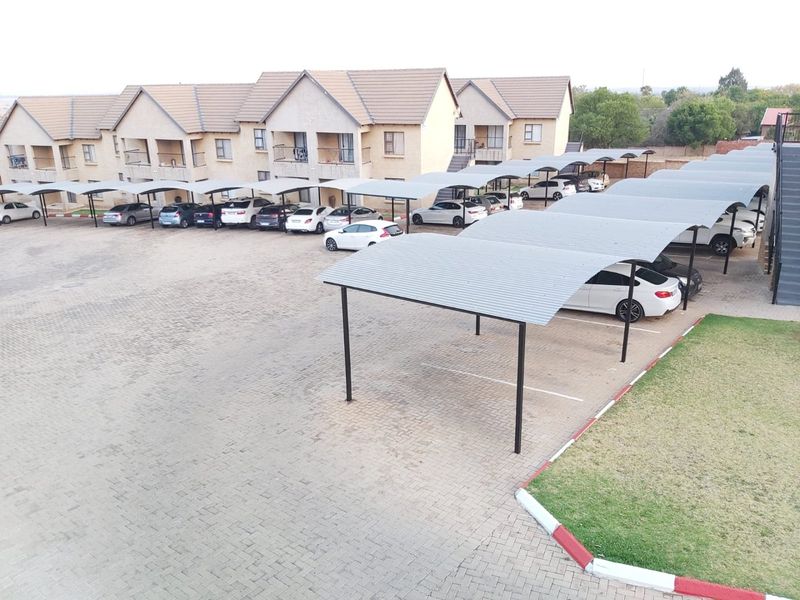 Neat flat in a secure complex. Excellent investment with a good future. Centrally located close to the Spar in Doringkruin. - Photo 1