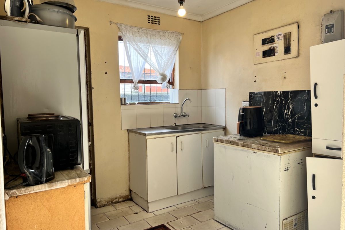 TWO BEDROOM HOUSE FOR SALE IN PEERLESS PARK WEST - Photo 4