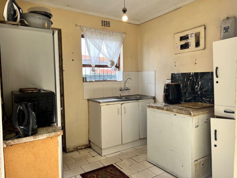 TWO BEDROOM HOUSE FOR SALE IN PEERLESS PARK WEST - Photo 4