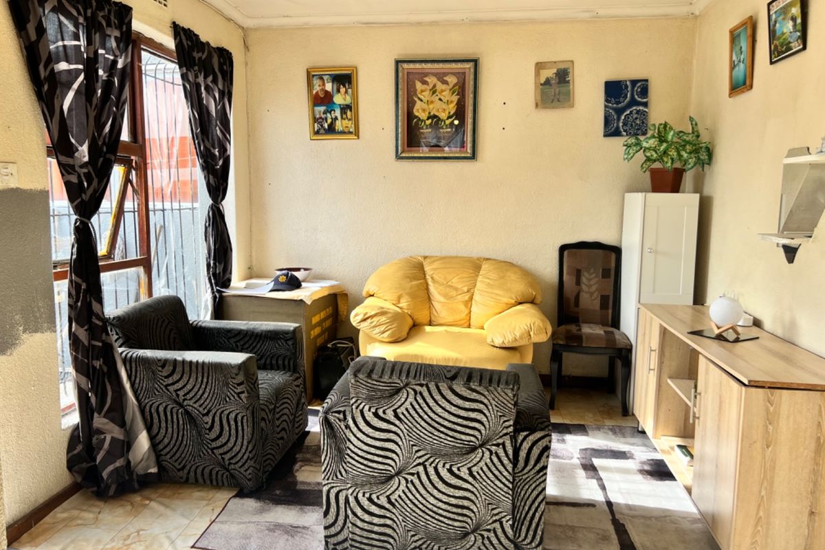 TWO BEDROOM HOUSE FOR SALE IN PEERLESS PARK WEST - Photo 3