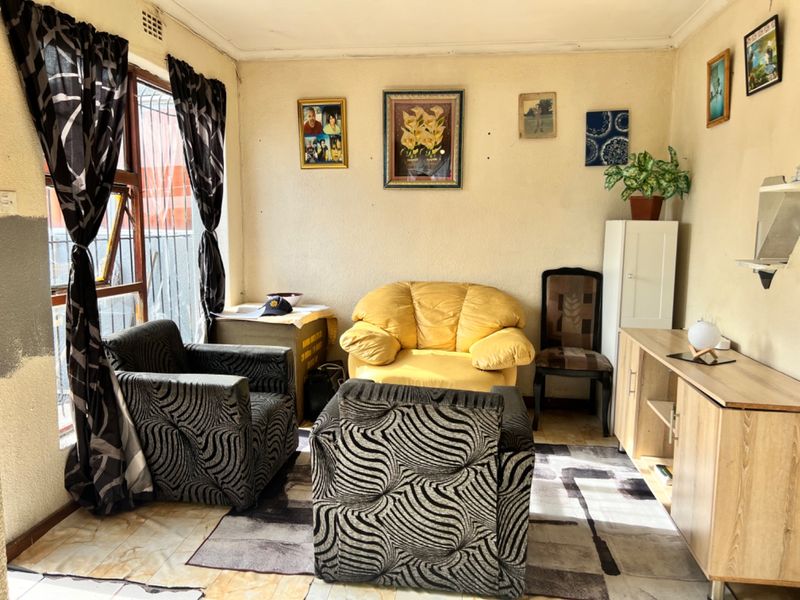 TWO BEDROOM HOUSE FOR SALE IN PEERLESS PARK WEST - Photo 3