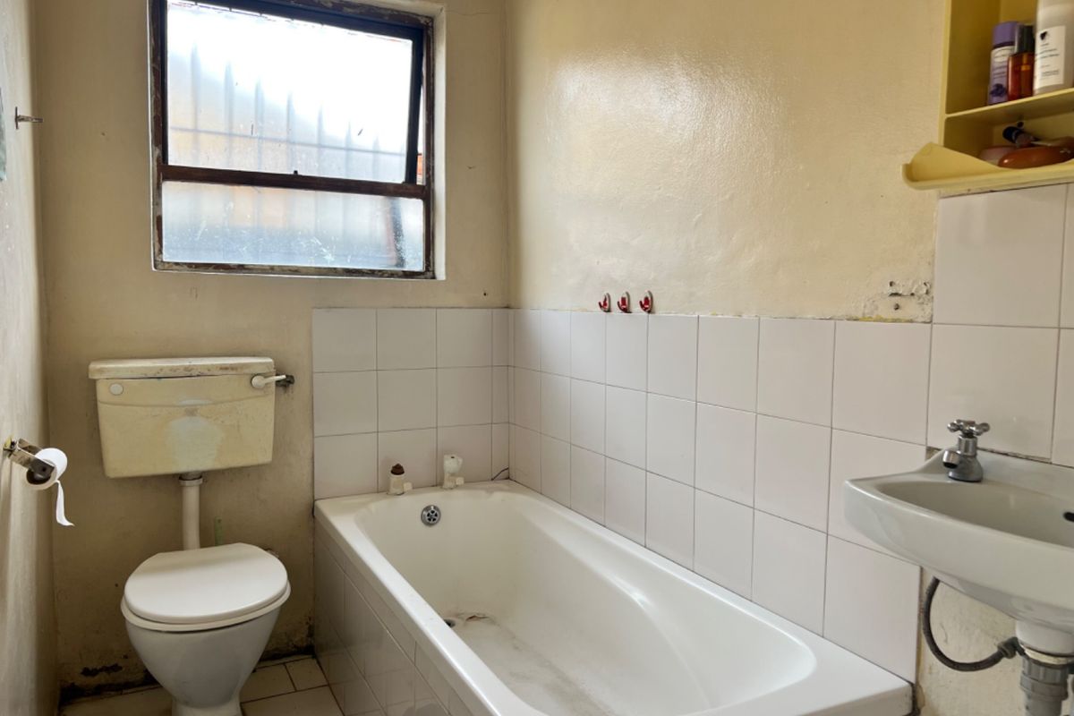 TWO BEDROOM HOUSE FOR SALE IN PEERLESS PARK WEST - Photo 5