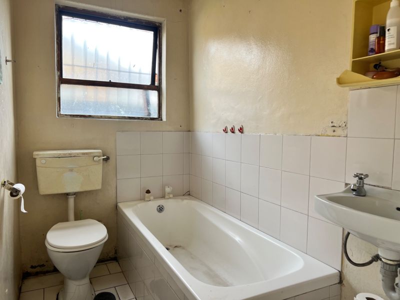 TWO BEDROOM HOUSE FOR SALE IN PEERLESS PARK WEST - Photo 5