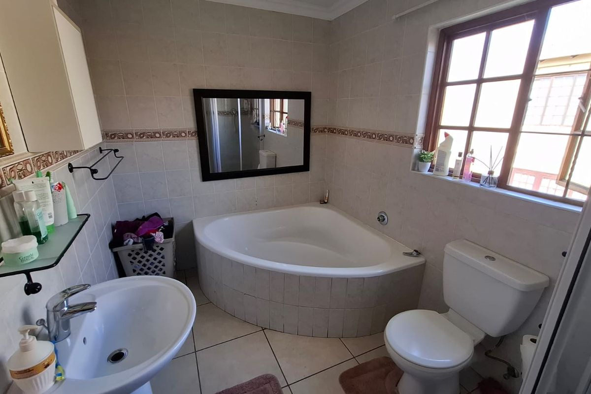 3 bedroom 2 bathroom house in Westbrook Estate - Photo 3