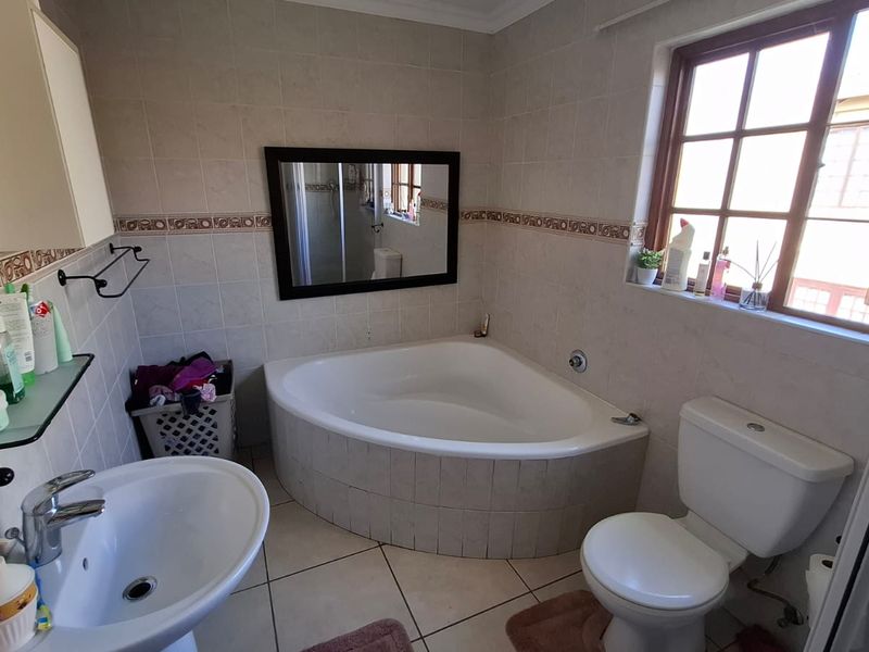 3 bedroom 2 bathroom house in Westbrook Estate - Photo 3