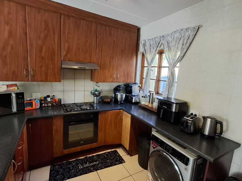 3 bedroom 2 bathroom house in Westbrook Estate - Photo 5
