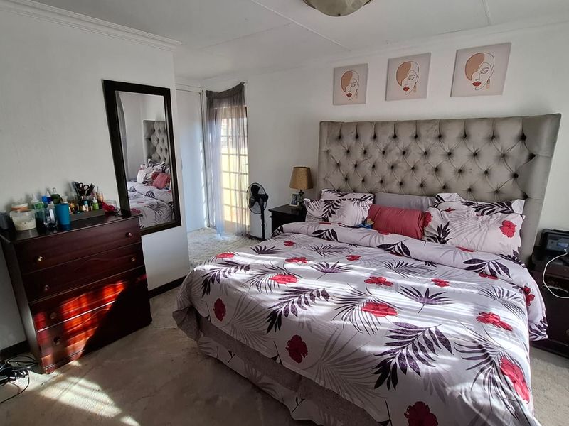 3 bedroom 2 bathroom house in Westbrook Estate - Photo 4