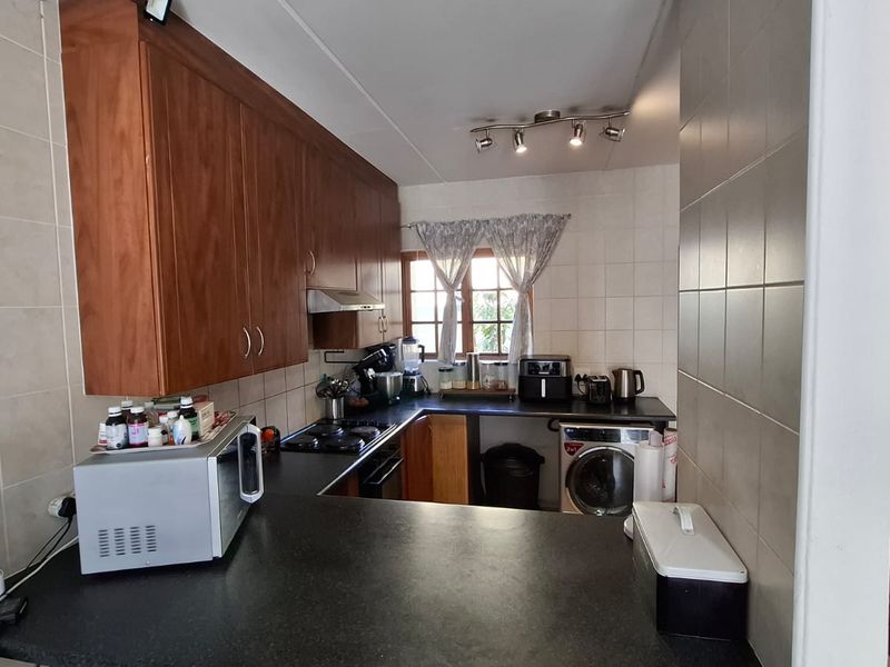 3 bedroom 2 bathroom house in Westbrook Estate - Photo 6
