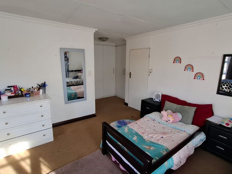 3 bedroom 2 bathroom house in Westbrook Estate - Photo 8