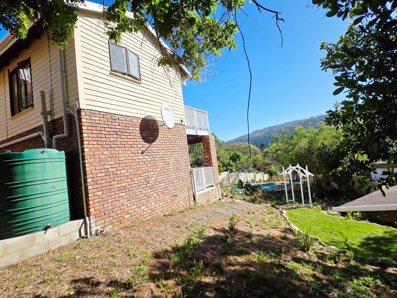 Charming Chelsea-Style Home with Stunning Views and Modern Amenities - Photo 6