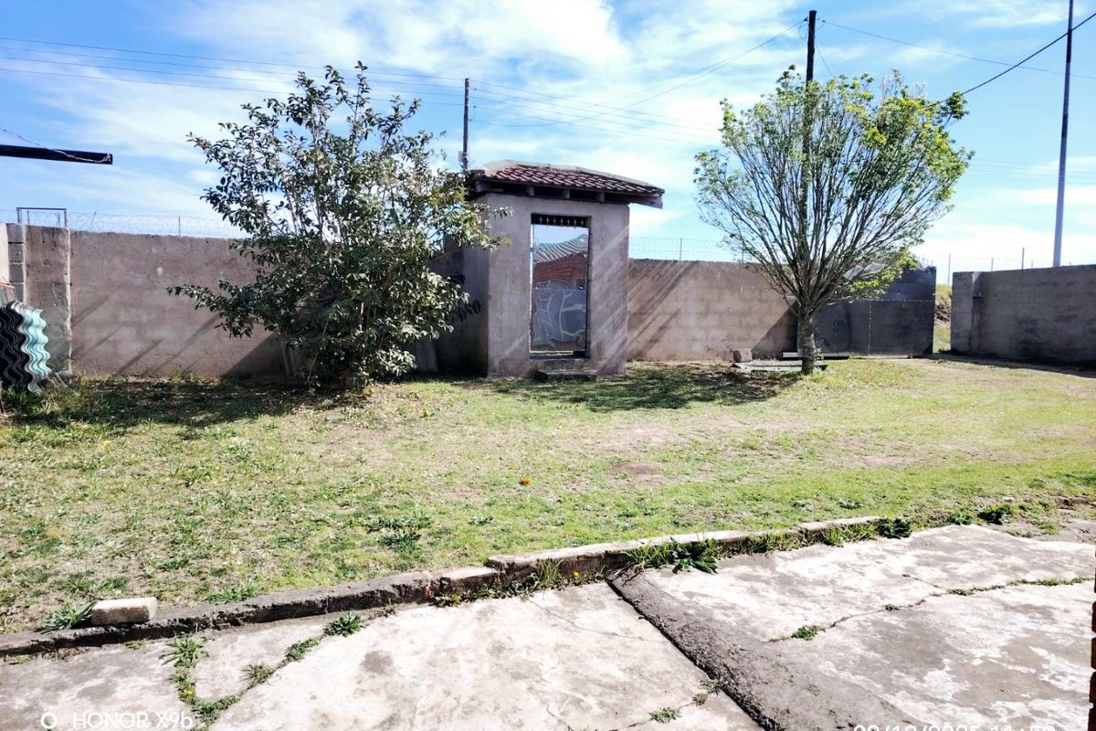 5 Bedroom House  - Photo 4