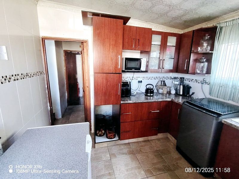 5 Bedroom House  - Photo 9