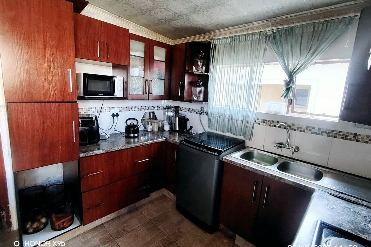 5 Bedroom House  - Photo 3