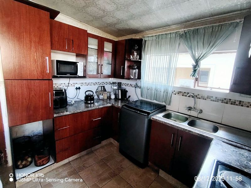 5 Bedroom House  - Photo 3