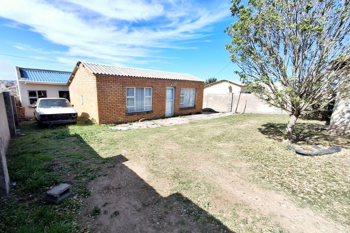 5 Bedroom House  - Photo 2