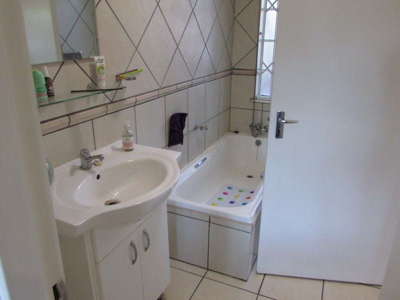LOWVELD LODGE | 1 BEDROOM UNIT | WALKING DISTANCE TO TOWN - Photo 10