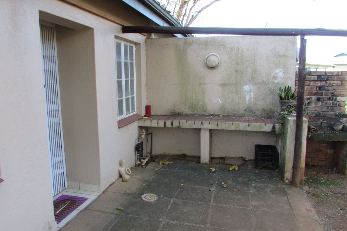 LOWVELD LODGE | 1 BEDROOM UNIT | WALKING DISTANCE TO TOWN - Photo 4