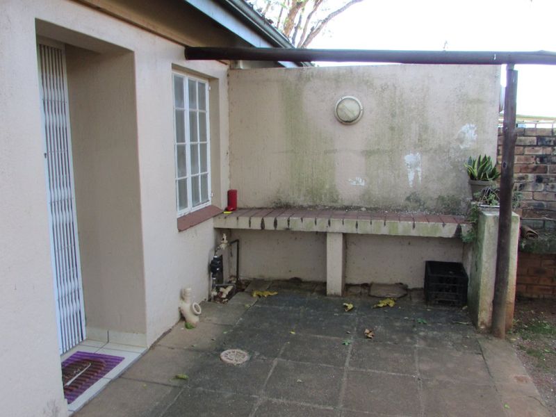 LOWVELD LODGE | 1 BEDROOM UNIT | WALKING DISTANCE TO TOWN - Photo 4