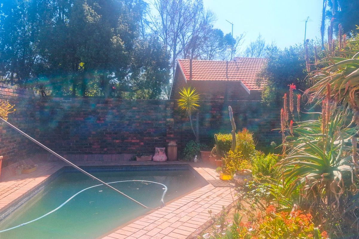 Double Story Town House  2 Bed Loft 2 Bathrooms Private Garden With Swimming Pool ----- Pet Friendly - Photo 2