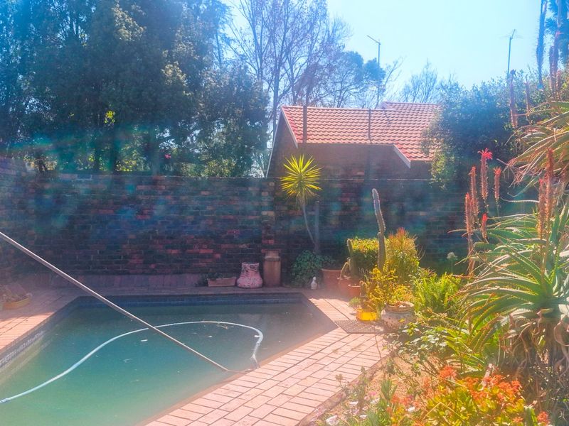 Double Story Town House  2 Bed Loft 2 Bathrooms Private Garden With Swimming Pool ----- Pet Friendly - Photo 2