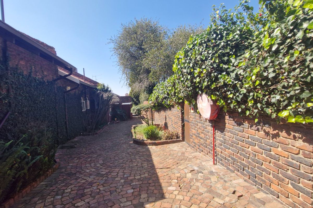 Double Story Town House  2 Bed Loft 2 Bathrooms Private Garden With Swimming Pool ----- Pet Friendly - Photo 3