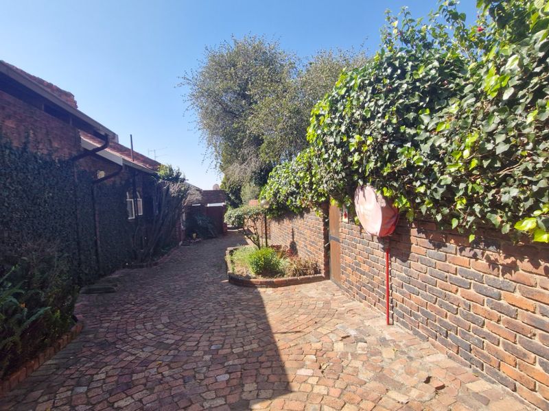 Double Story Town House  2 Bed Loft 2 Bathrooms Private Garden With Swimming Pool ----- Pet Friendly - Photo 3