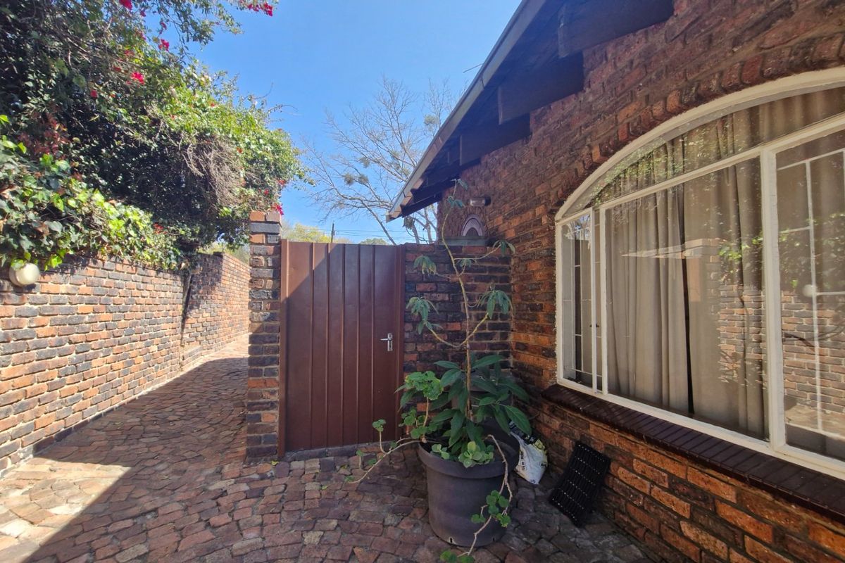 Double Story Town House  2 Bed Loft 2 Bathrooms Private Garden With Swimming Pool ----- Pet Friendly - Photo 4