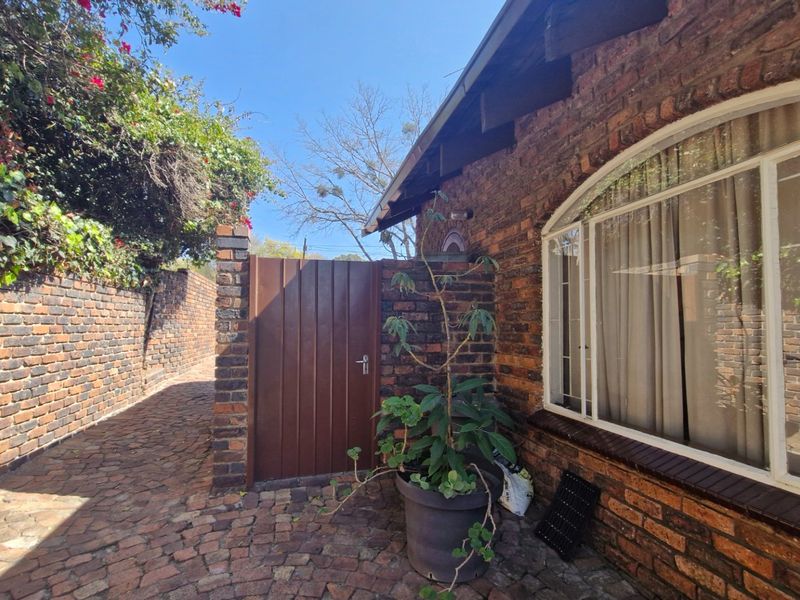 Double Story Town House  2 Bed Loft 2 Bathrooms Private Garden With Swimming Pool ----- Pet Friendly - Photo 4