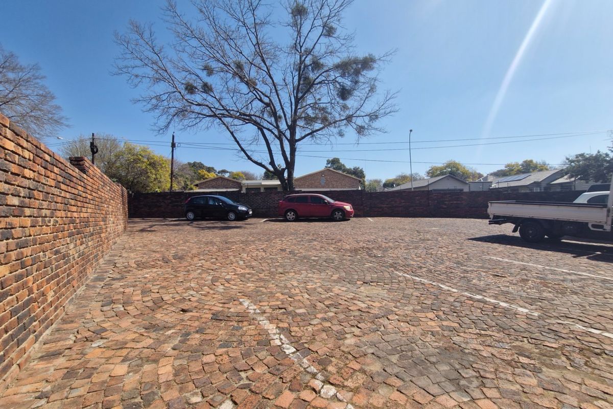Double Story Town House  2 Bed Loft 2 Bathrooms Private Garden With Swimming Pool ----- Pet Friendly - Photo 5