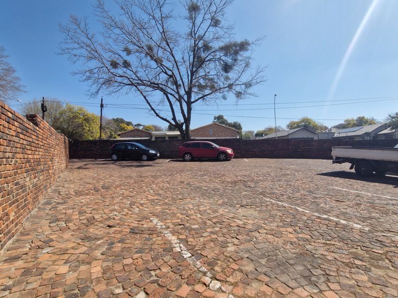 Double Story Town House  2 Bed Loft 2 Bathrooms Private Garden With Swimming Pool ----- Pet Friendly - Photo 5