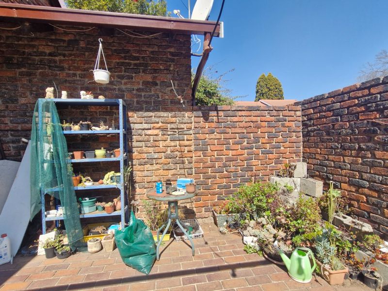 Double Story Town House  2 Bed Loft 2 Bathrooms Private Garden With Swimming Pool ----- Pet Friendly - Photo 10