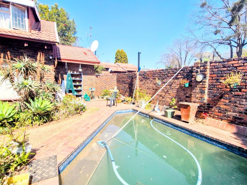 Double Story Town House  2 Bed Loft 2 Bathrooms Private Garden With Swimming Pool ----- Pet Friendly - Photo 8