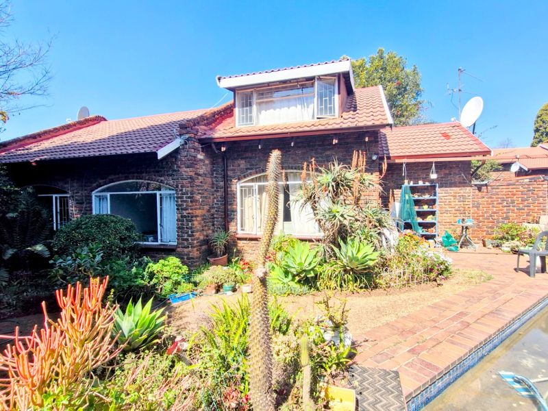 Double Story Town House  2 Bed Loft 2 Bathrooms Private Garden With Swimming Pool ----- Pet Friendly - Photo 7