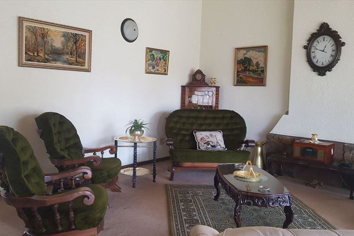 Spacious Family Home with Ample Accommodation and Modern Amenities - Photo 2