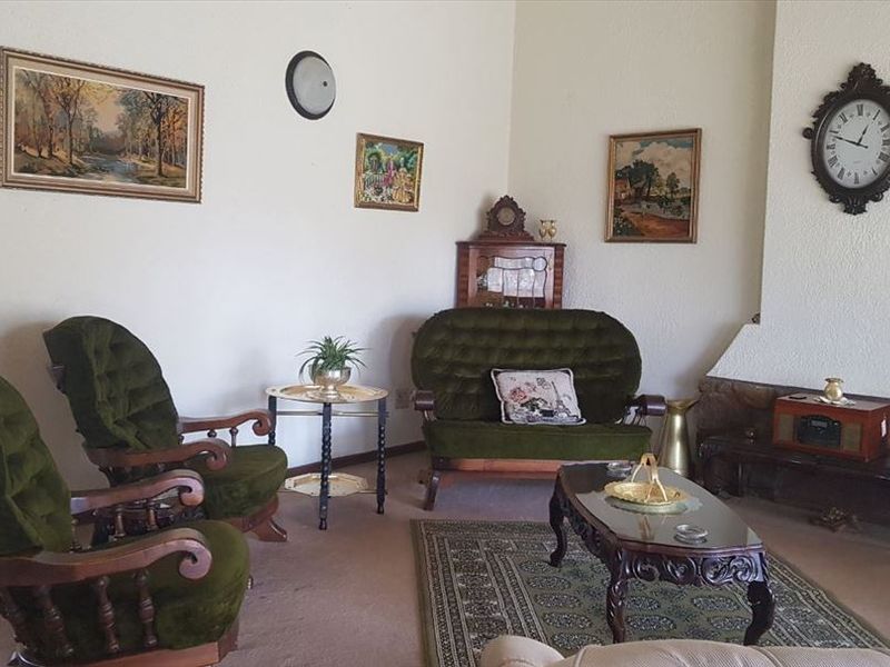 Spacious Family Home with Ample Accommodation and Modern Amenities - Photo 2