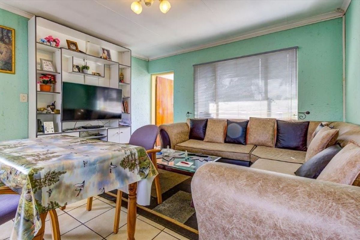 Charming Home with Pool and Comfortable Living Spaces - Photo 2