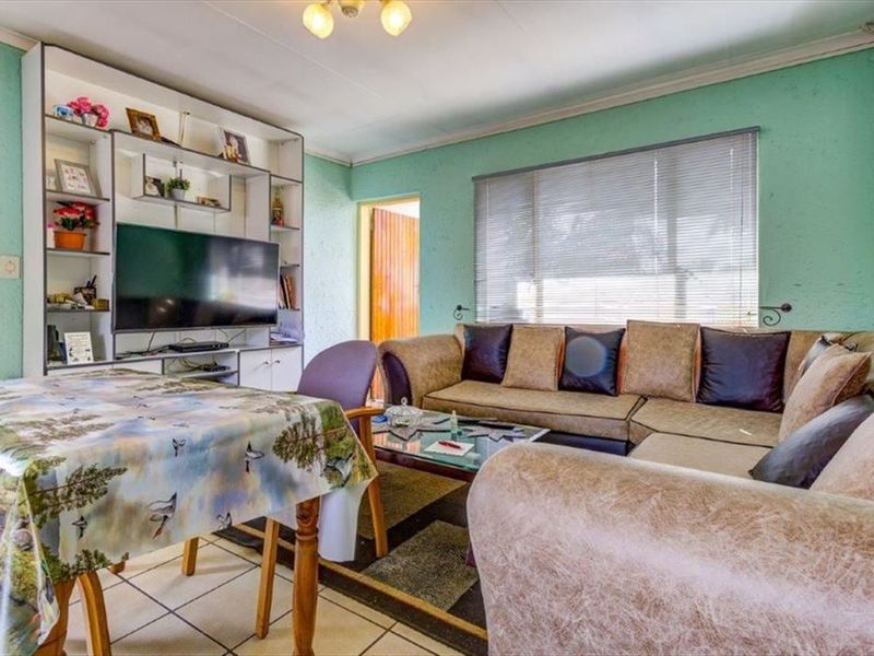 Charming Home with Pool and Comfortable Living Spaces - Photo 2