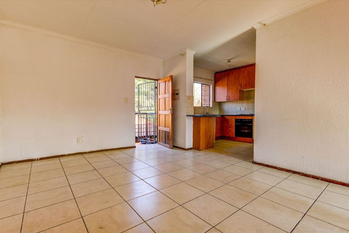 Comfortable Family Home with Functional Layout - Photo 2