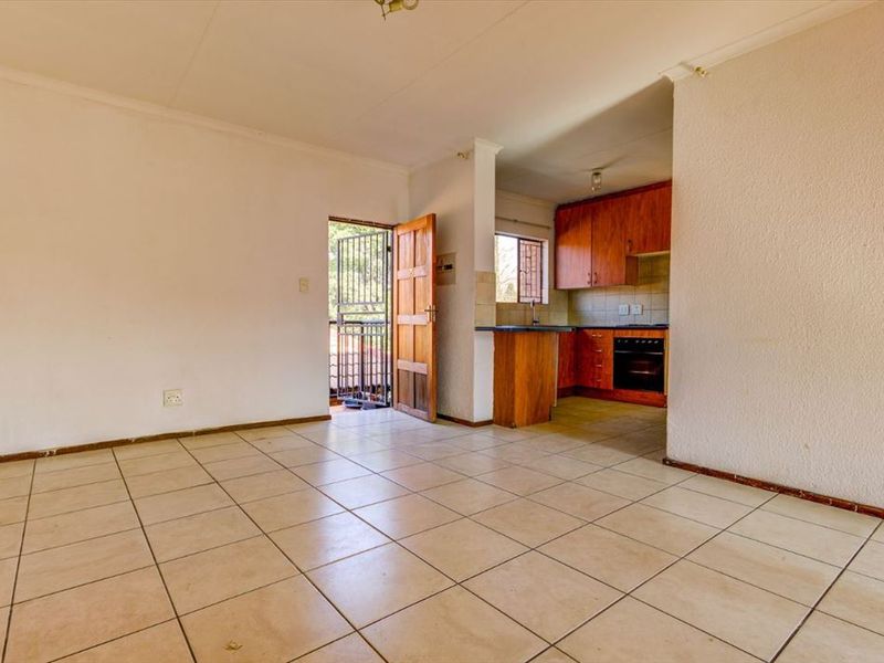 Comfortable Family Home with Functional Layout - Photo 2