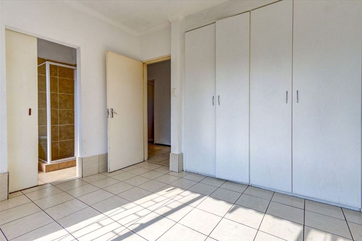 Comfortable Family Home with Functional Layout - Photo 3