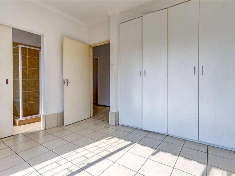 Comfortable Family Home with Functional Layout - Photo 3