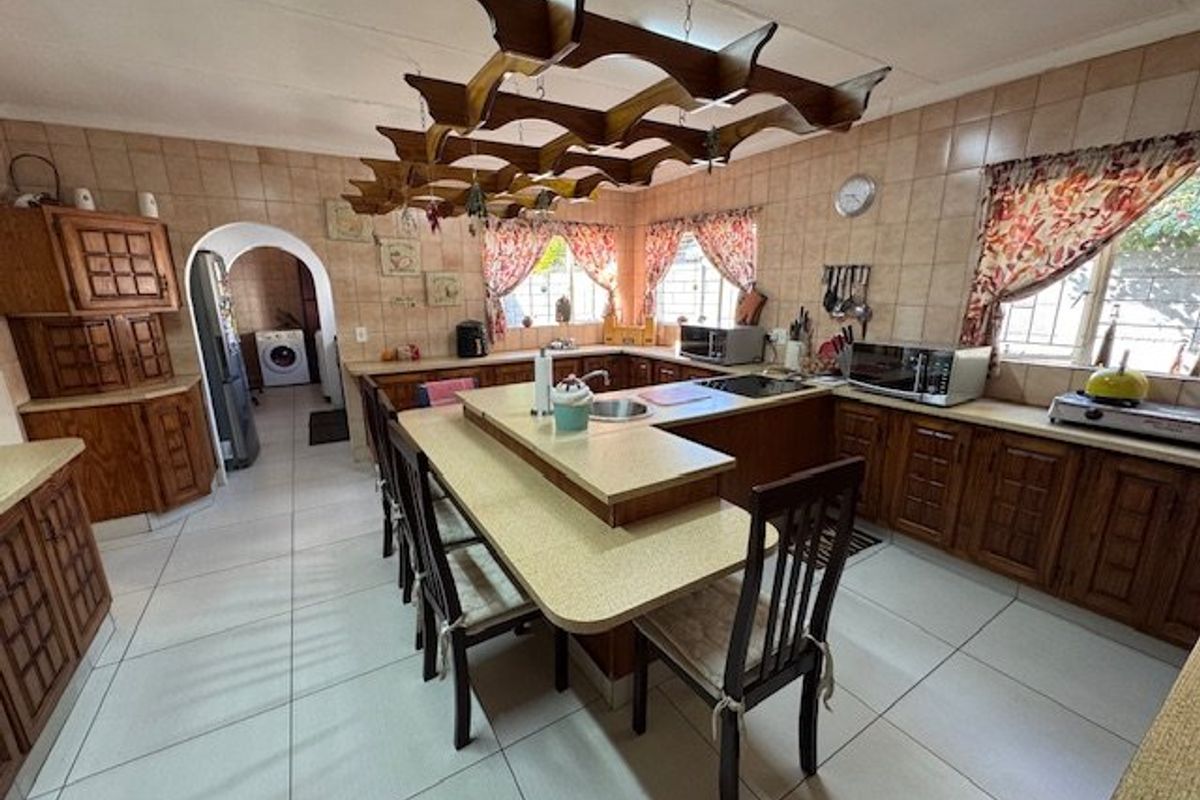 Spacious Family Home with Flats and Pool - Photo 3